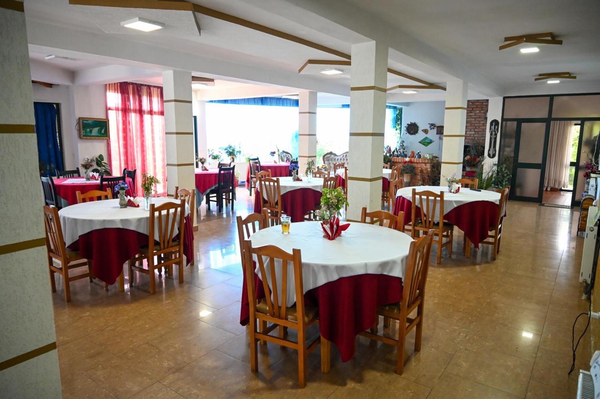 Отель Joni Restaurant Bucimas Экстерьер фото