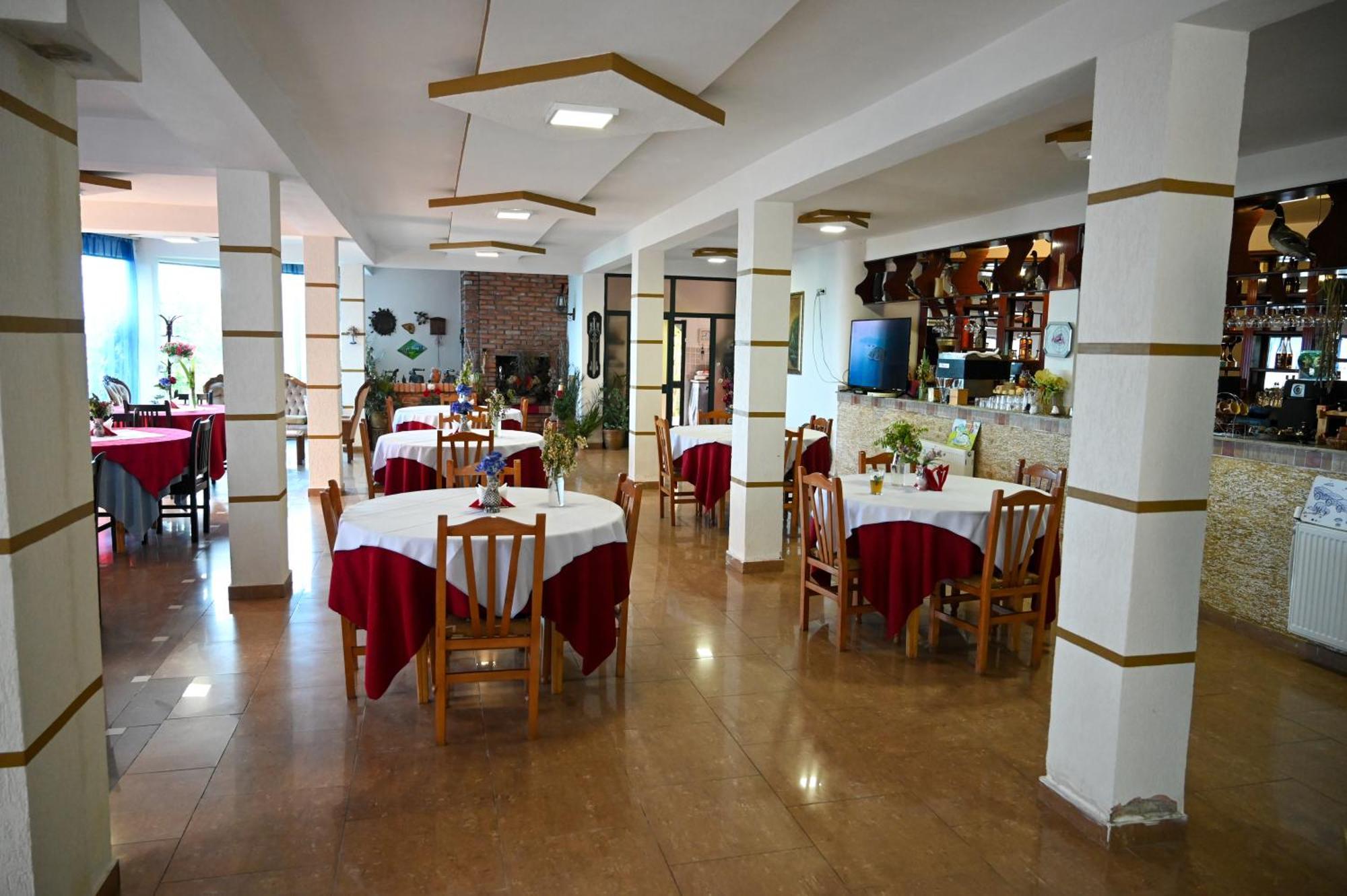 Отель Joni Restaurant Bucimas Экстерьер фото