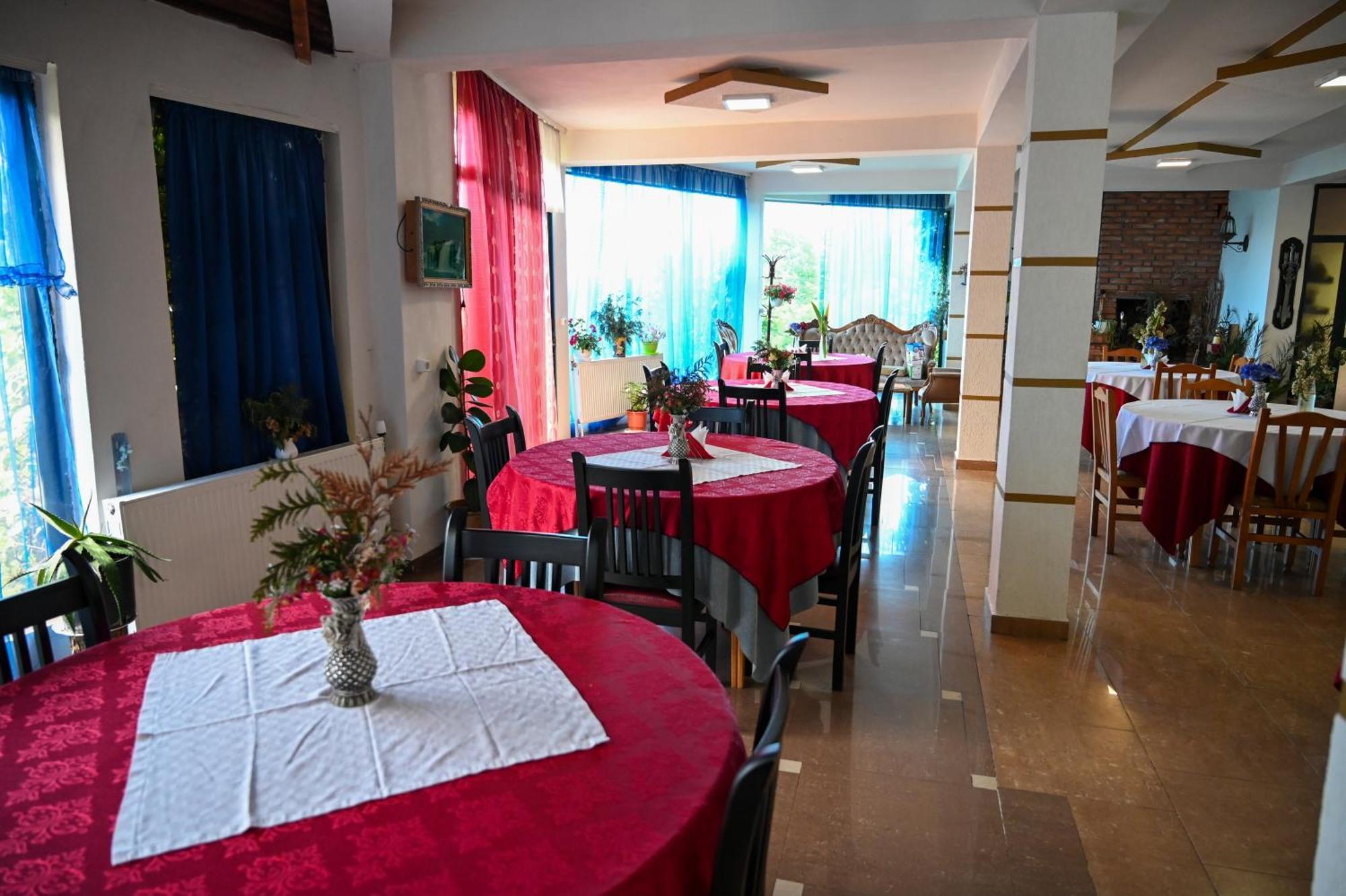 Отель Joni Restaurant Bucimas Экстерьер фото