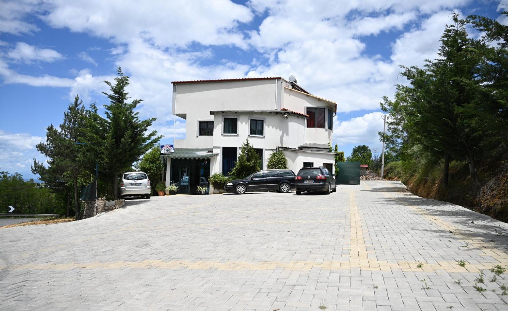Отель Joni Restaurant Bucimas Экстерьер фото