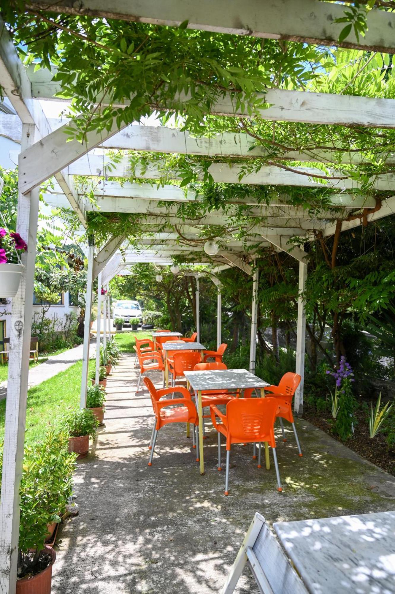 Отель Joni Restaurant Bucimas Экстерьер фото