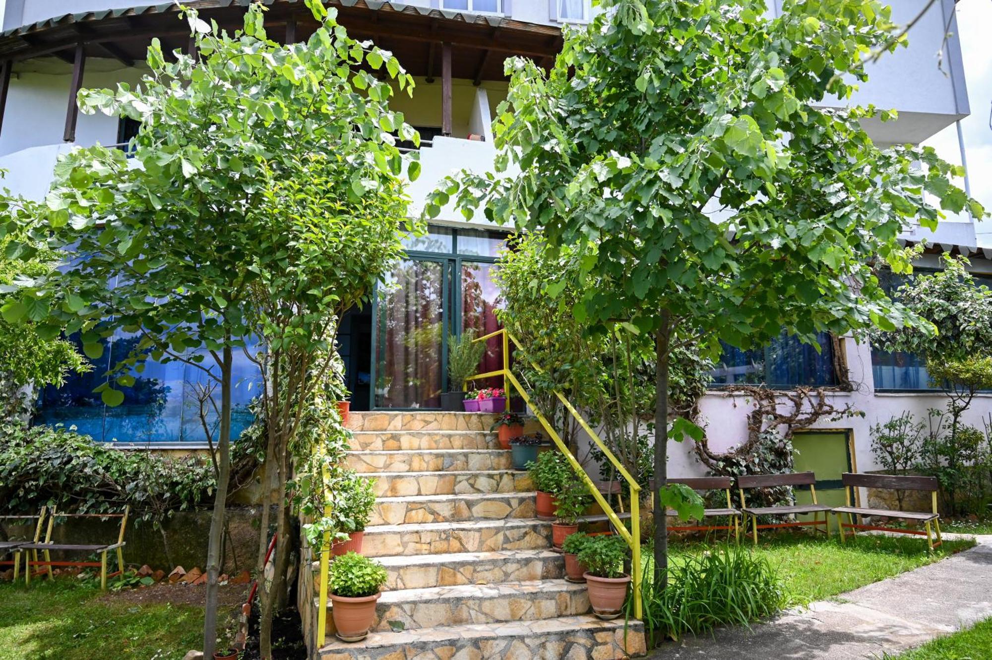 Отель Joni Restaurant Bucimas Экстерьер фото