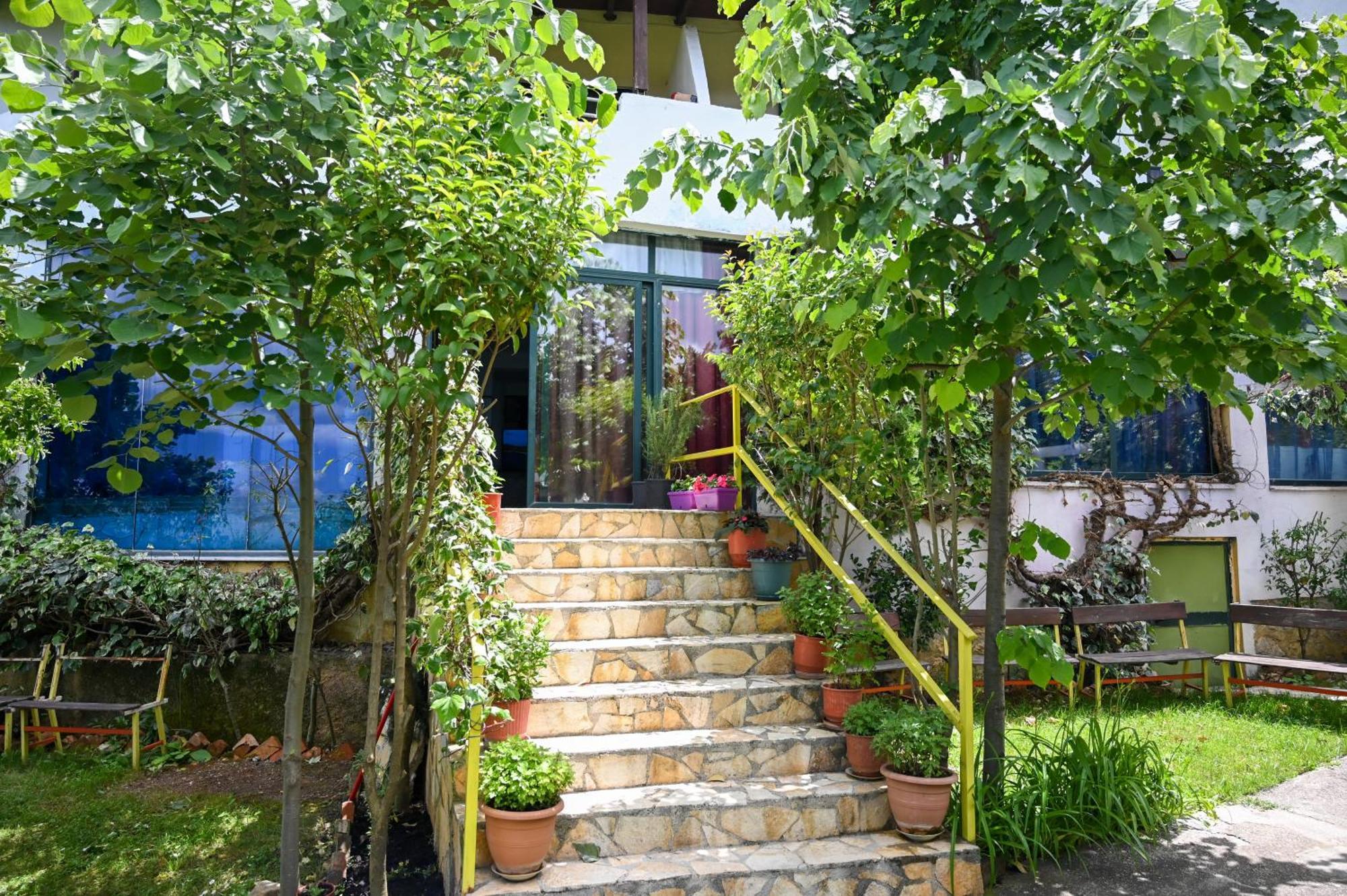Отель Joni Restaurant Bucimas Экстерьер фото